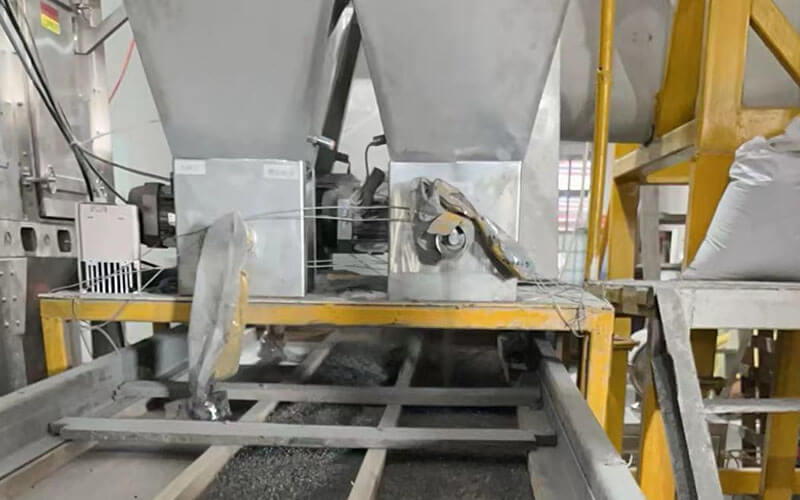 Dust free powder sieve